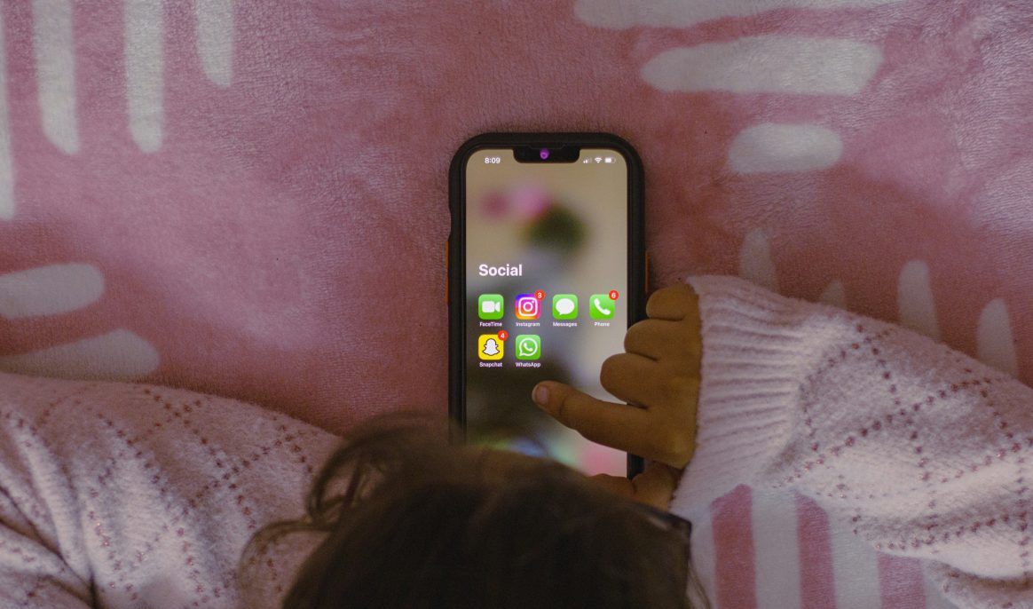La France souhaite interdire les réseaux sociaux aux moins de 15 ans dans toute l'UE