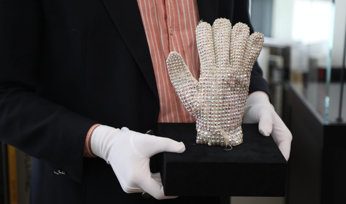 120 000 dollars : à qui appartient désormais le célèbre gant de Michael Jackson ?
