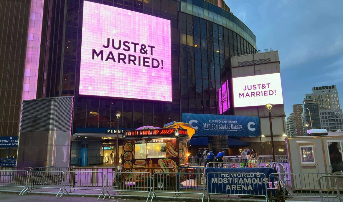 Un artiste vend des souvenirs du mariage de Taylor Swift et Travis Kelce