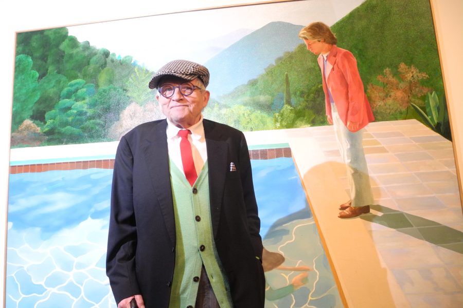 David Hockney standing in front of his "Portrait of an Artist (Pool with Two Figures)" painting at the Metropolitan Museum of Art in New York, USA, 20 November 2017. The Museum is dedicating a large retrospective to the work of Hockney, which spans almost 60 years. Photo: Johannes Schmitt-Tegge/dpa