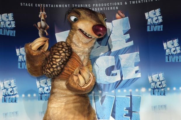 Die Ice-Age-Figur "Sid" posiert am Mittwoch (05.09.2012) bei einer Pressekonferenz zur Arena-Show "Ice Age Live! Ein Mammutiges Abenteuer" in Hamburg. Wie auch bei den Ice-Age Filmen wird der Komiker Otto Waalkes der Figur "Sid" seine Stimme verleihen. Die Tour von "Stage Entertainment Touring Productions führt von November 2012 bis März 2013 durch 14 Städte bundesweit Foto: Christian Charisius dpa/lno