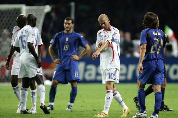 Fussball WM 2006 Final 09.07.2006 Spiel 64 Italien - Frankreich Italy - France Zinedine ZIDANE (FRA, 2.v.r) loest die Kapitaensbinde von seinem Oberarm nach seinem Platzverweis wegen einer Taetlichkeit gegen MATERAZZI (ITA). FOTO: Pressefoto ULMER/Florian Eisele || Editorial use only