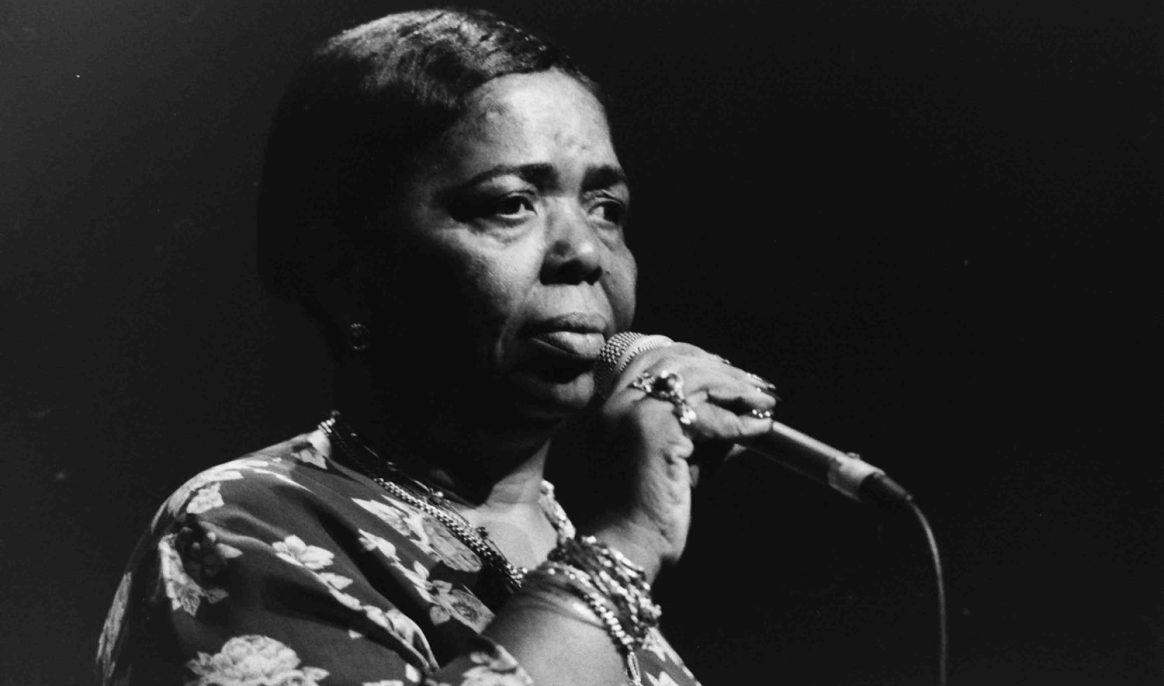 Née un 27 août : Cesaria Evora, la diva aux pieds nus du Cap Vert