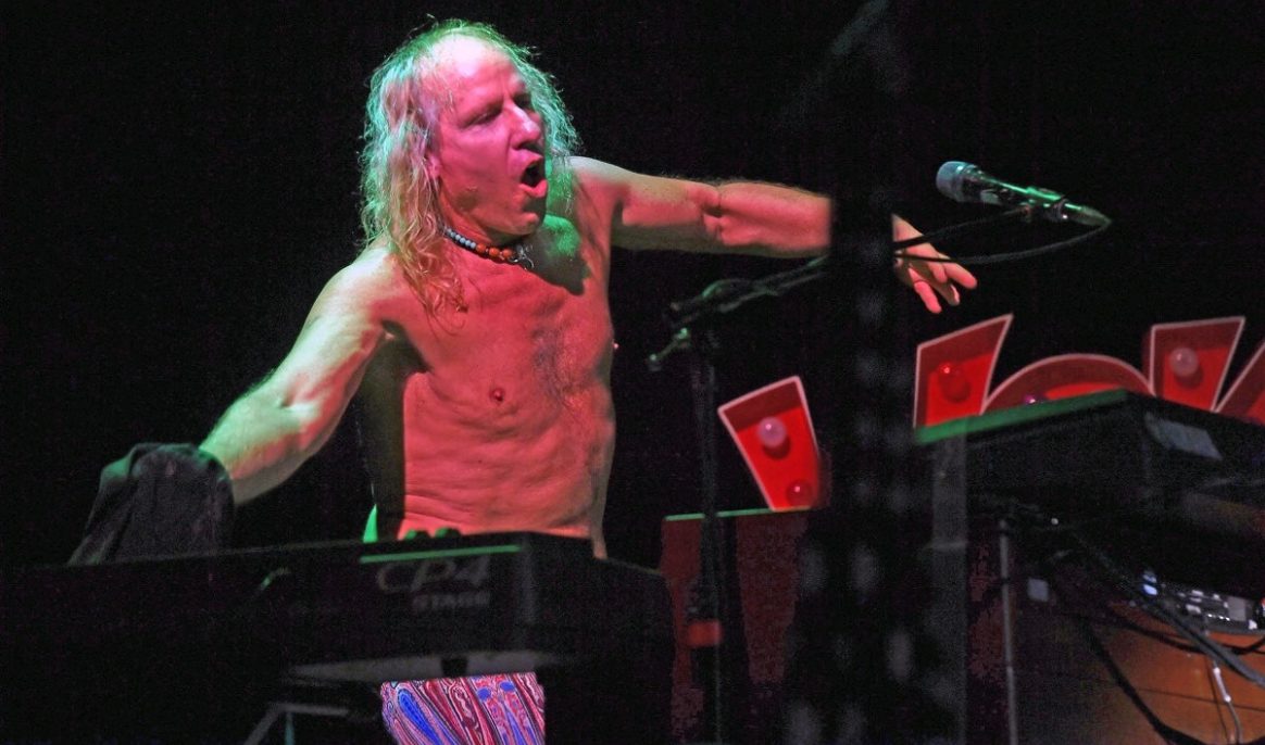 Né un 4 juillet : Paul Brown, l’organiste un peu dingo des Waterboys