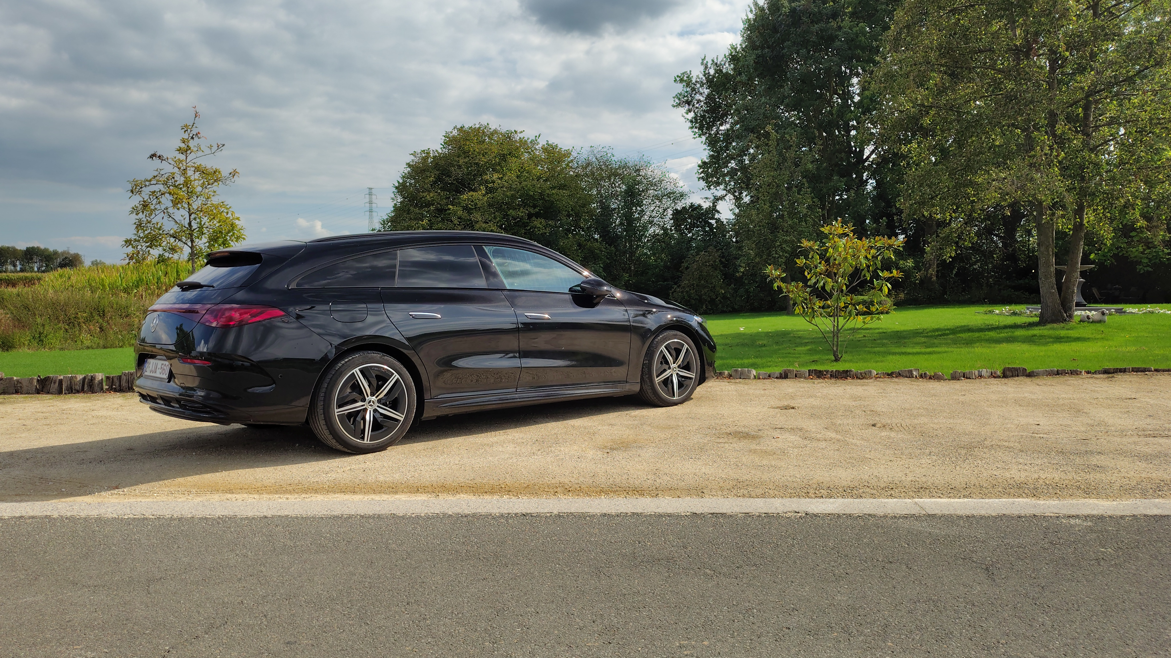 https://the-global.ams3.digitaloceanspaces.com/general/olivier/Mercedes-CLA-250-SB/auo-car-mercedes-cla-250-sb-2026-side-tree-olivier-duquesne.jpg