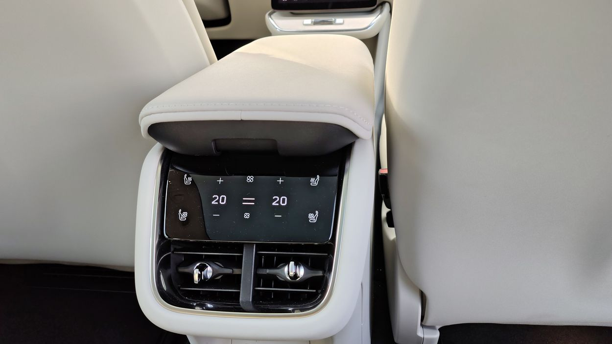 https://the-global.ams3.digitaloceanspaces.com/general/olivier/Volvo-ES90-SM/auto-car-volvo-es-90-2026-rear-air-conditionning-olivier-duquesne.jpg