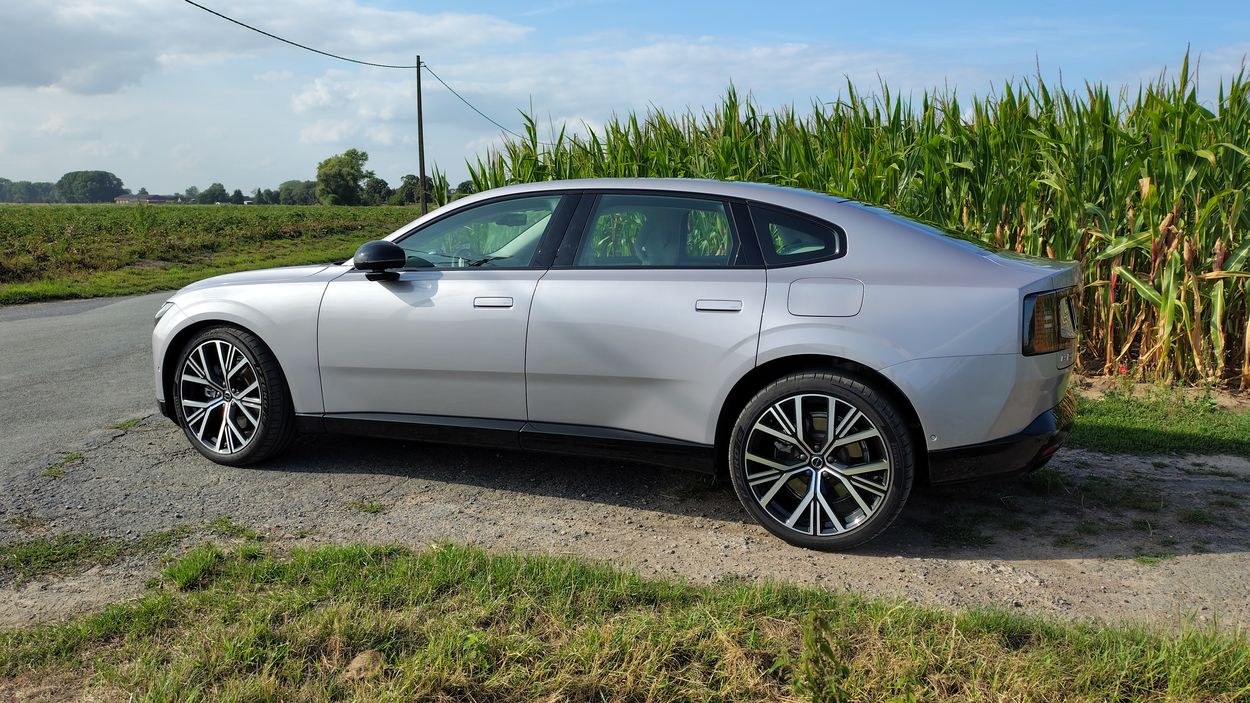 https://the-global.ams3.digitaloceanspaces.com/general/olivier/Volvo-ES90-SM/auto-car-volvo-es-90-2026-side-corn-olivier-duquesne.jpg
