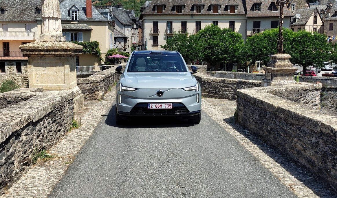 Volvo EX90 à l’essai – Le grand colosse scandinave en vadrouille