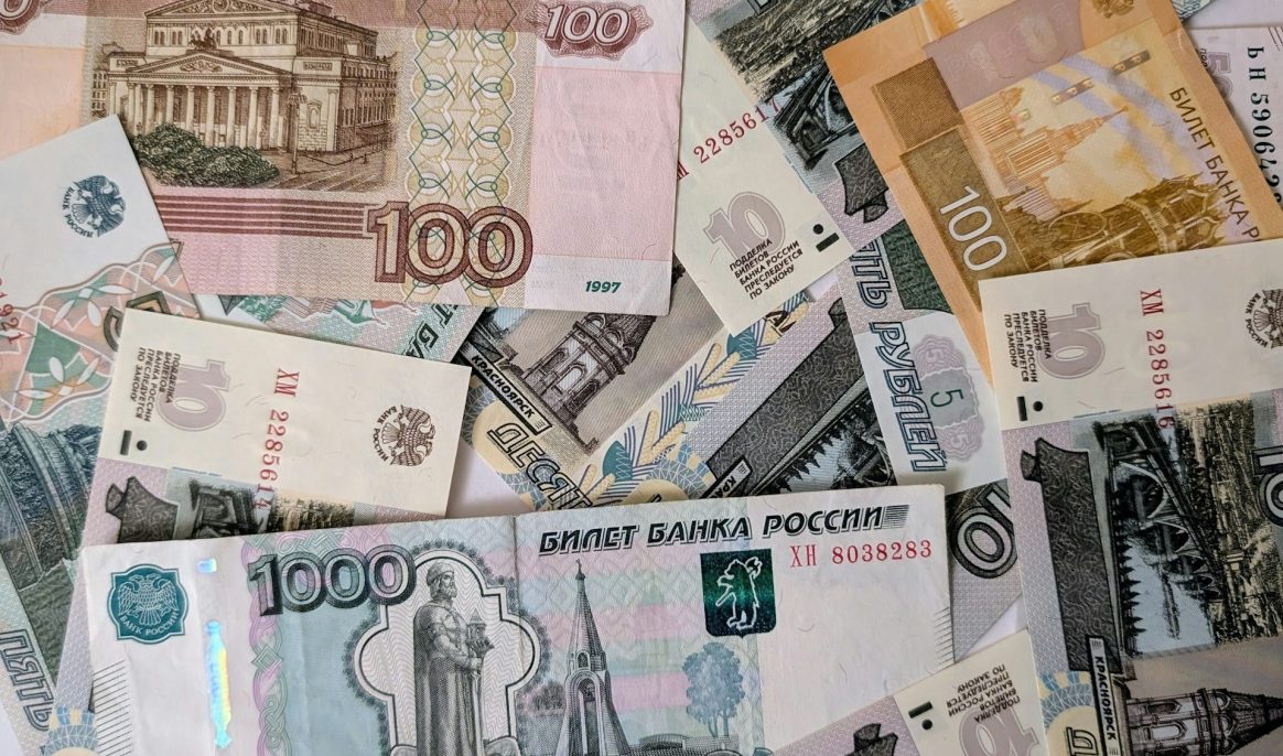 Les Russes retirent massivement de l'argent de leurs comptes bancaires