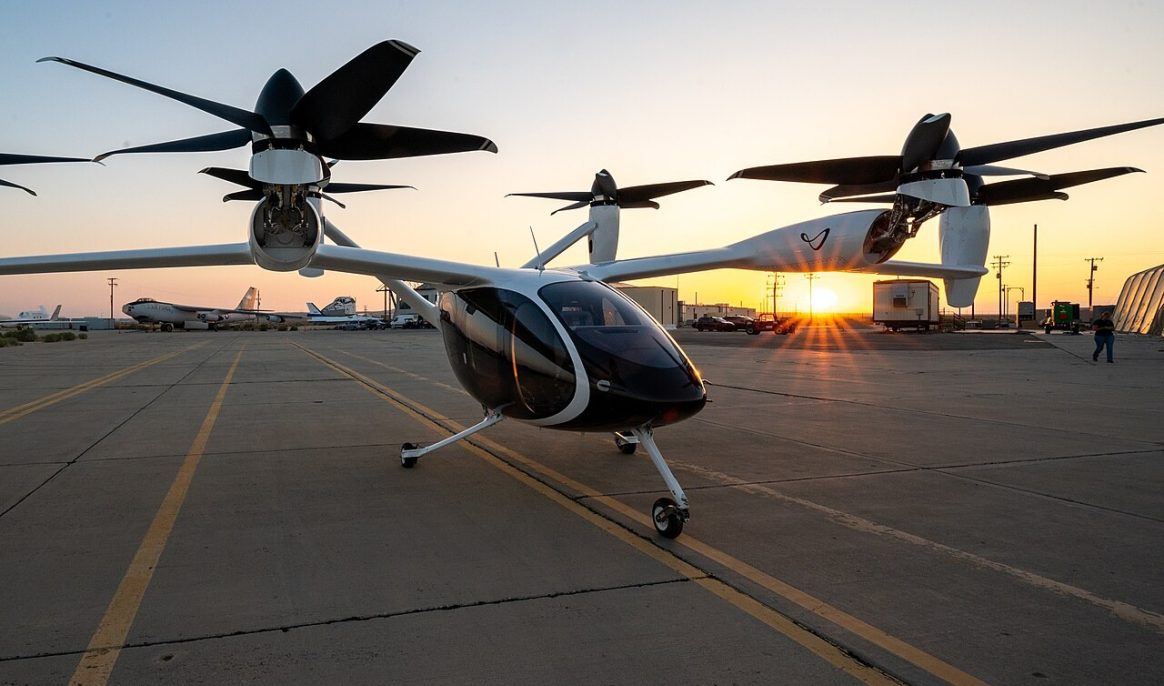 Un aéronef expérimental électrique à décollage et atterrissage vertical (eVTOL) de Joby Aviation, Inc. est garé sur la voie de roulement  aprèsun test au sol sur la base aérienne d'Edwards, en Californie, le 20 septembre 2023.
