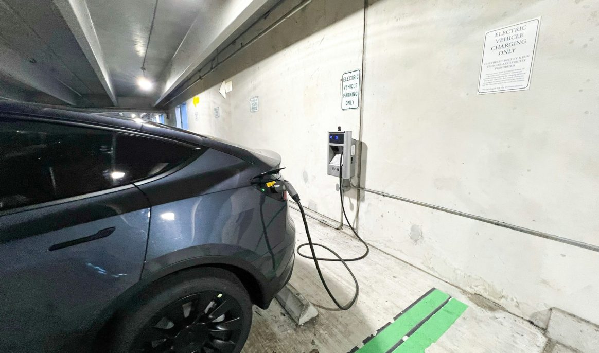 Nederlandse studenten presenteren elektrische auto die je zelf kunt diagnosticeren en repareren