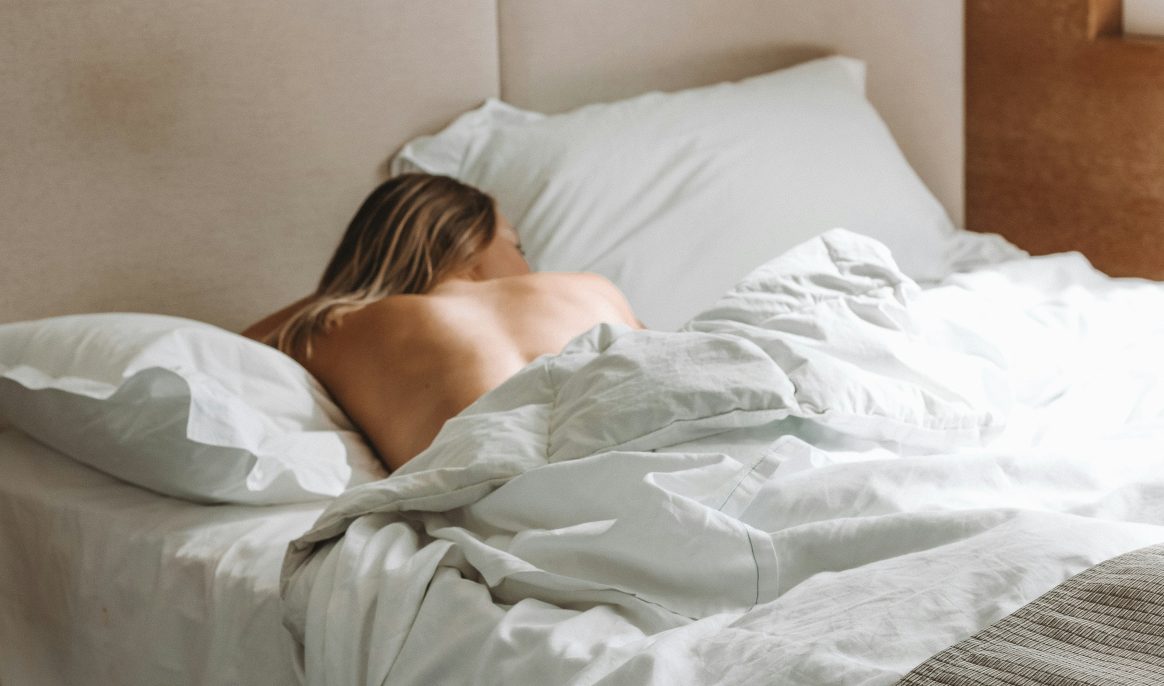 Adieu les pyjamas : 3 excellentes raisons de dormir nu, selon la science