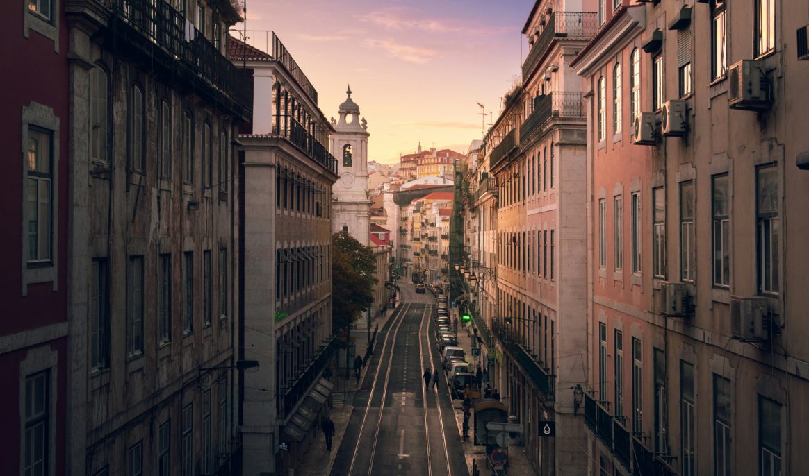 Vhils in beeld: Lissabon blikt terug op twee decennia kunst van Portugals ‘stedelijke archeoloog’