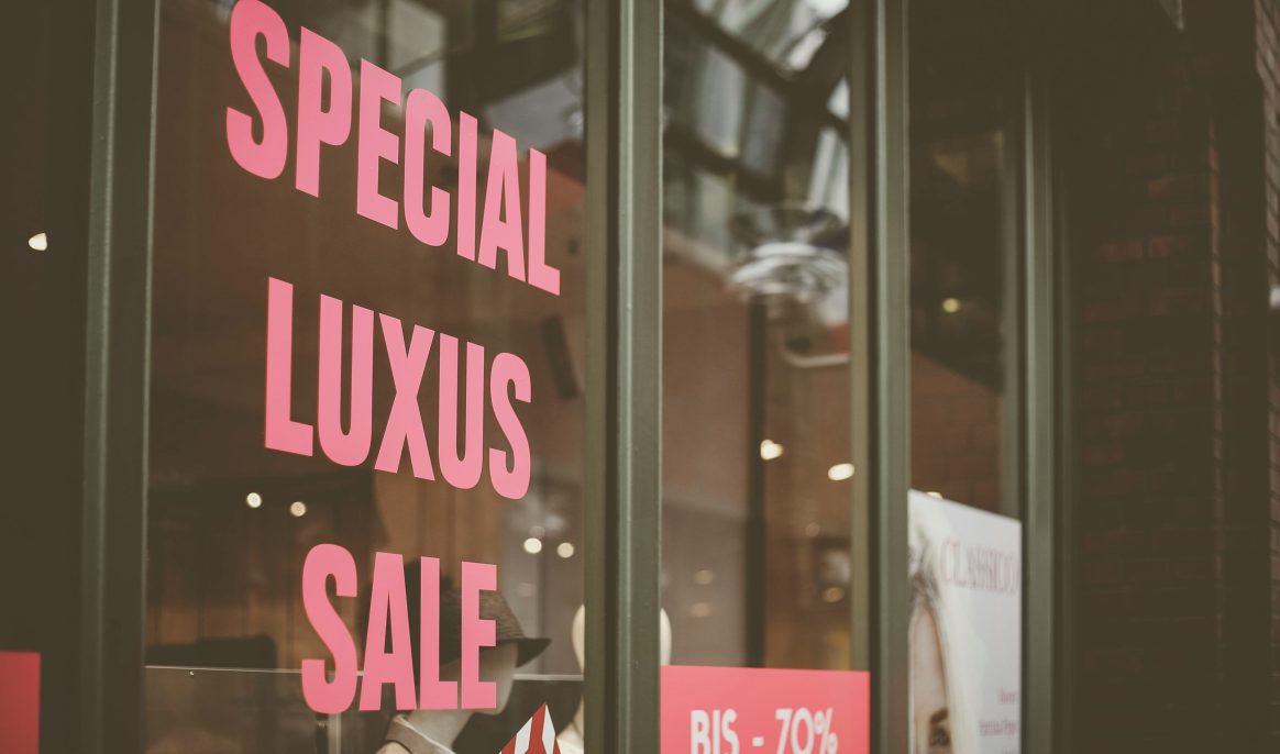 Grand retour de l'autocollant en vitrine : pourquoi les commerces délaissent le digital