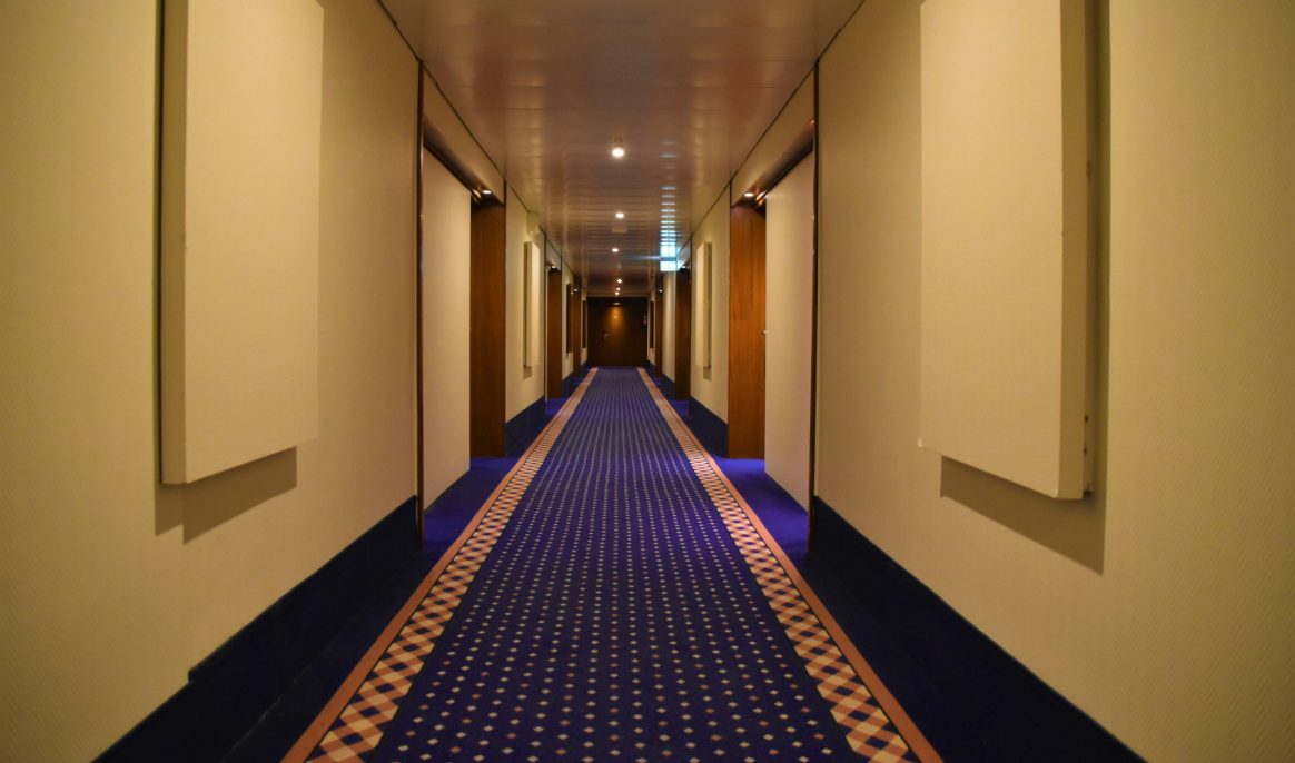 Why do the most experienced travelers put a mirror in front of their hotel room door?