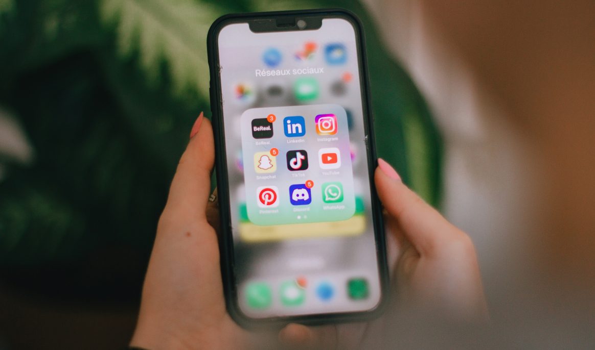 Contenus inappropriés : le Royaume-Uni interdit totalement les réseaux sociaux aux moins de 16 ans