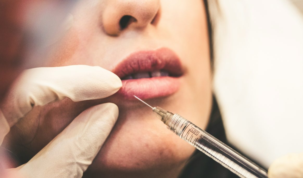Injections de botox et d'acide hyaluronique: attention aux fausses promesses sur les réseaux sociaux