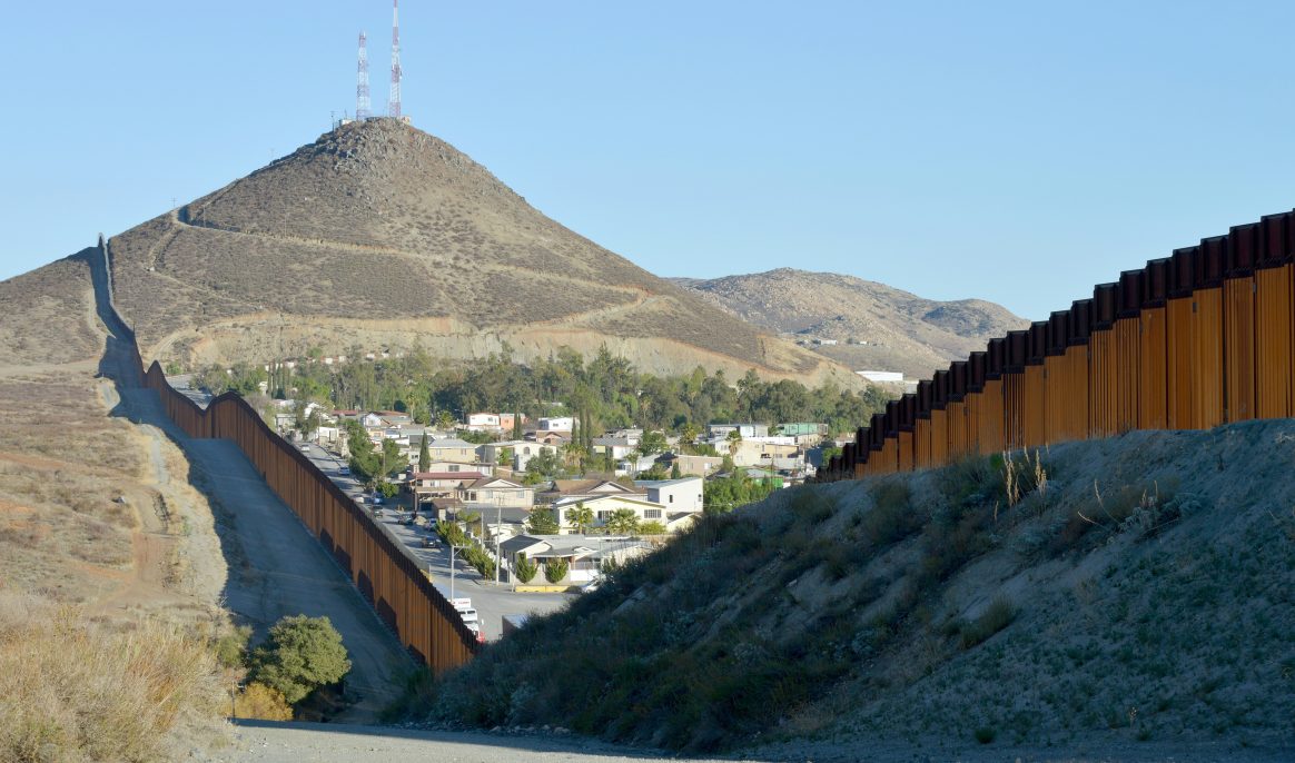 Explosifs sur une montagne sacrée des peuples autochtones : comment le mur entre le Mexique et les États-Unis efface nature et identité